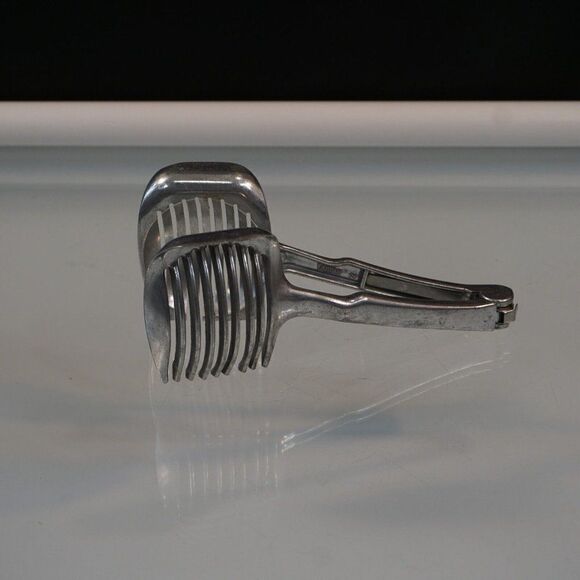 Vintage Aluminum Tongs Slicer Grabber Tomato Egg Onion Locking Guide Taiwan 6.5" - Picture 1 of 5